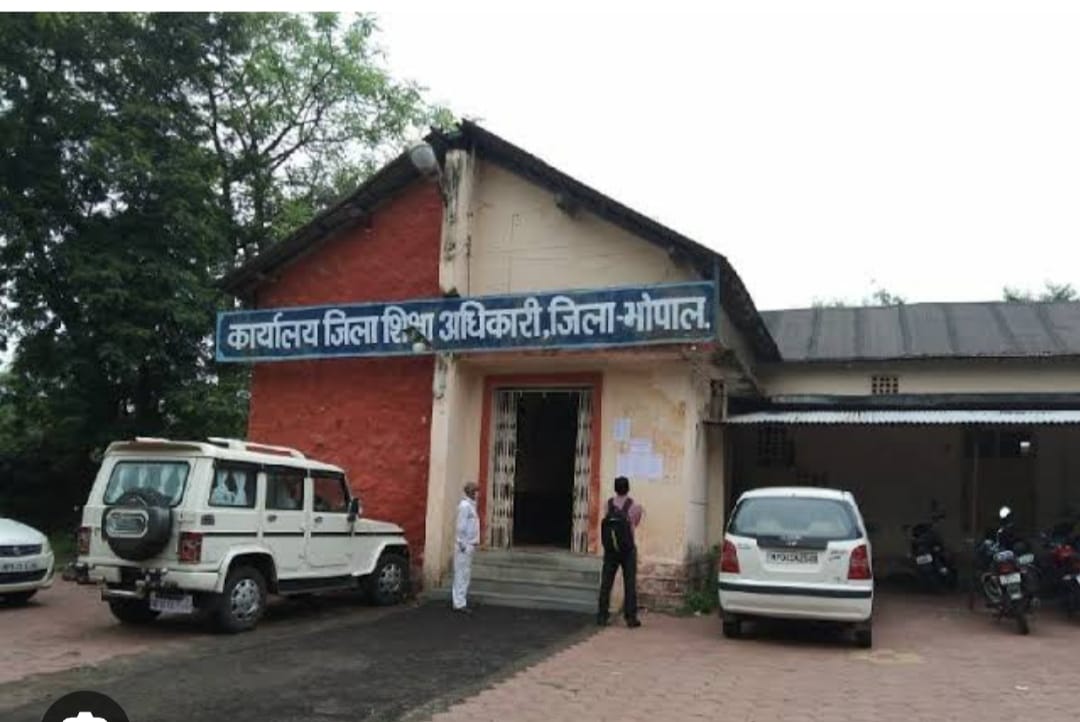 बैरसिया विकास खंड शिक्षको के अटैचमेंट का अड्डा बना।