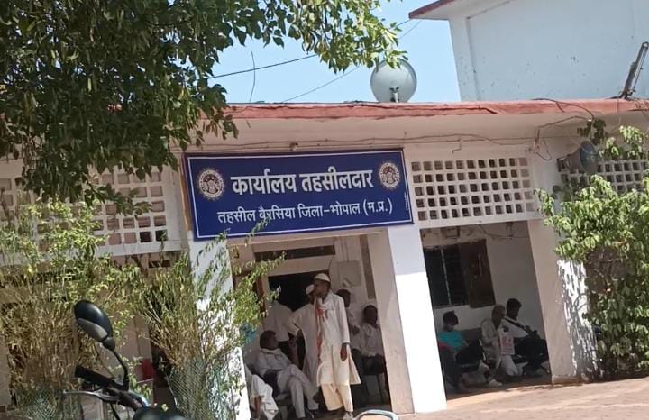 तहसीलदार नायब तहसीलदार की अनिश्चितकालीन हड़ताल से राजस्व कामकाज हुआ ठप्प।