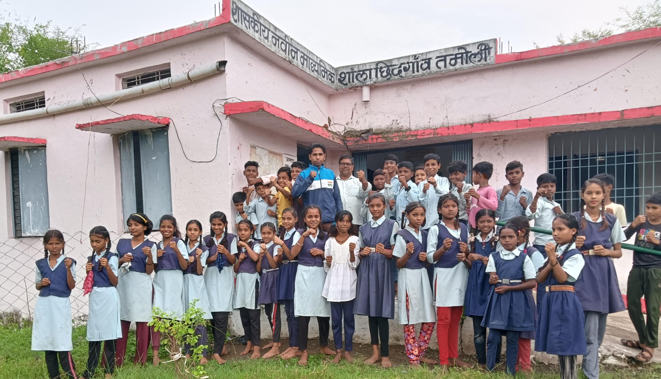 ग्राम छिदगांव तमोली में बच्चों को सुरक्षित स्पर्श व असुरक्षित स्पर्श की जानकारी दी – मल्हारे