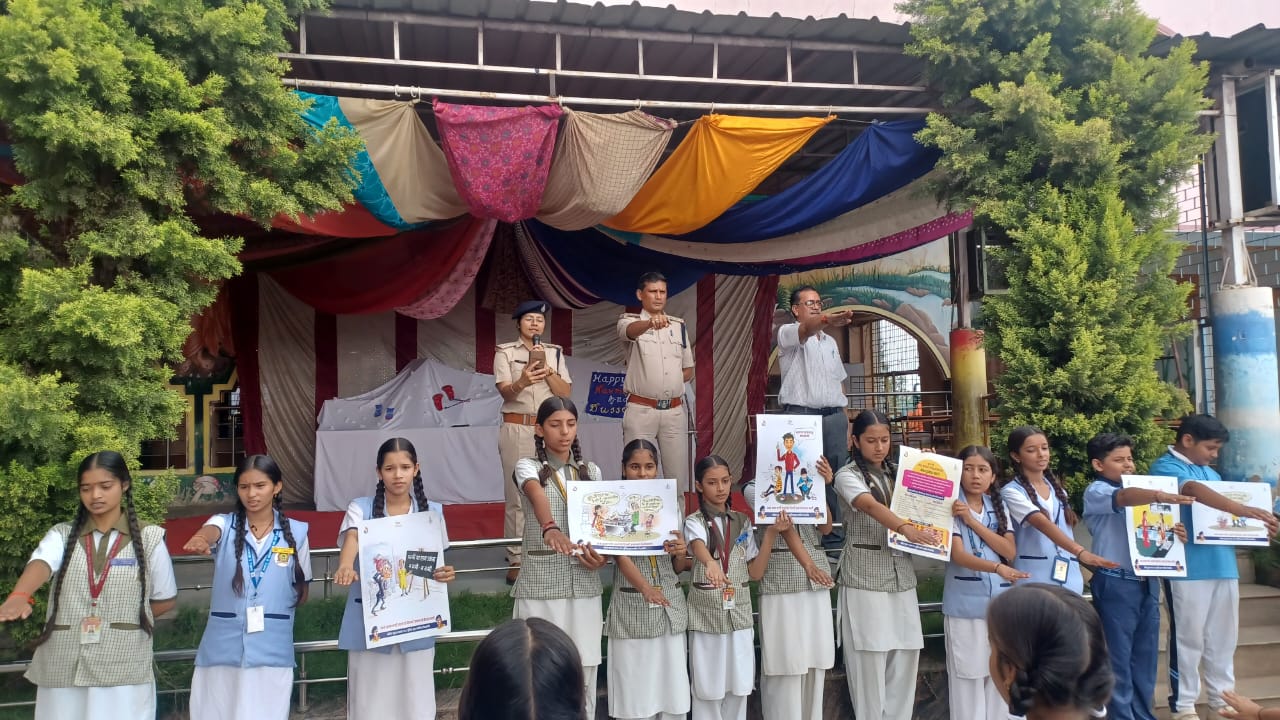अभिमन्यु अभियान के अंतर्गत बच्चों को जागरूक कर रही पुलिस