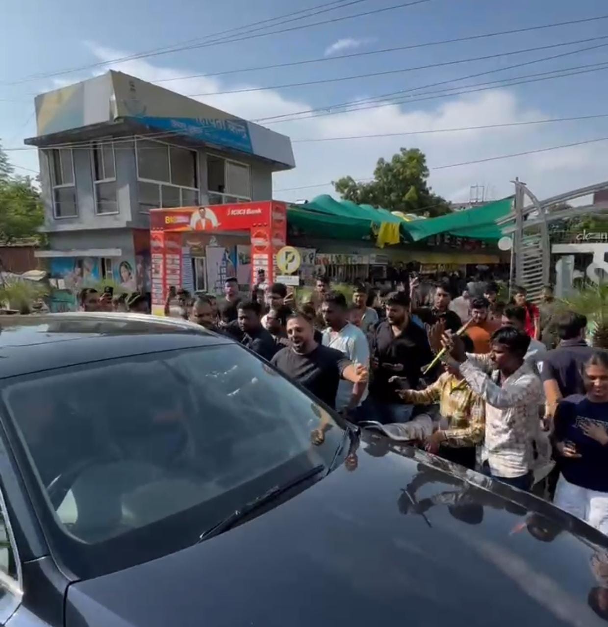 MP News : बारिश ने रोके कार्यक्रम के कदम, गुरु रंधावा पहुंच गए चटोरो के मुहल्ले में, फिर ऐसे बने हालात…