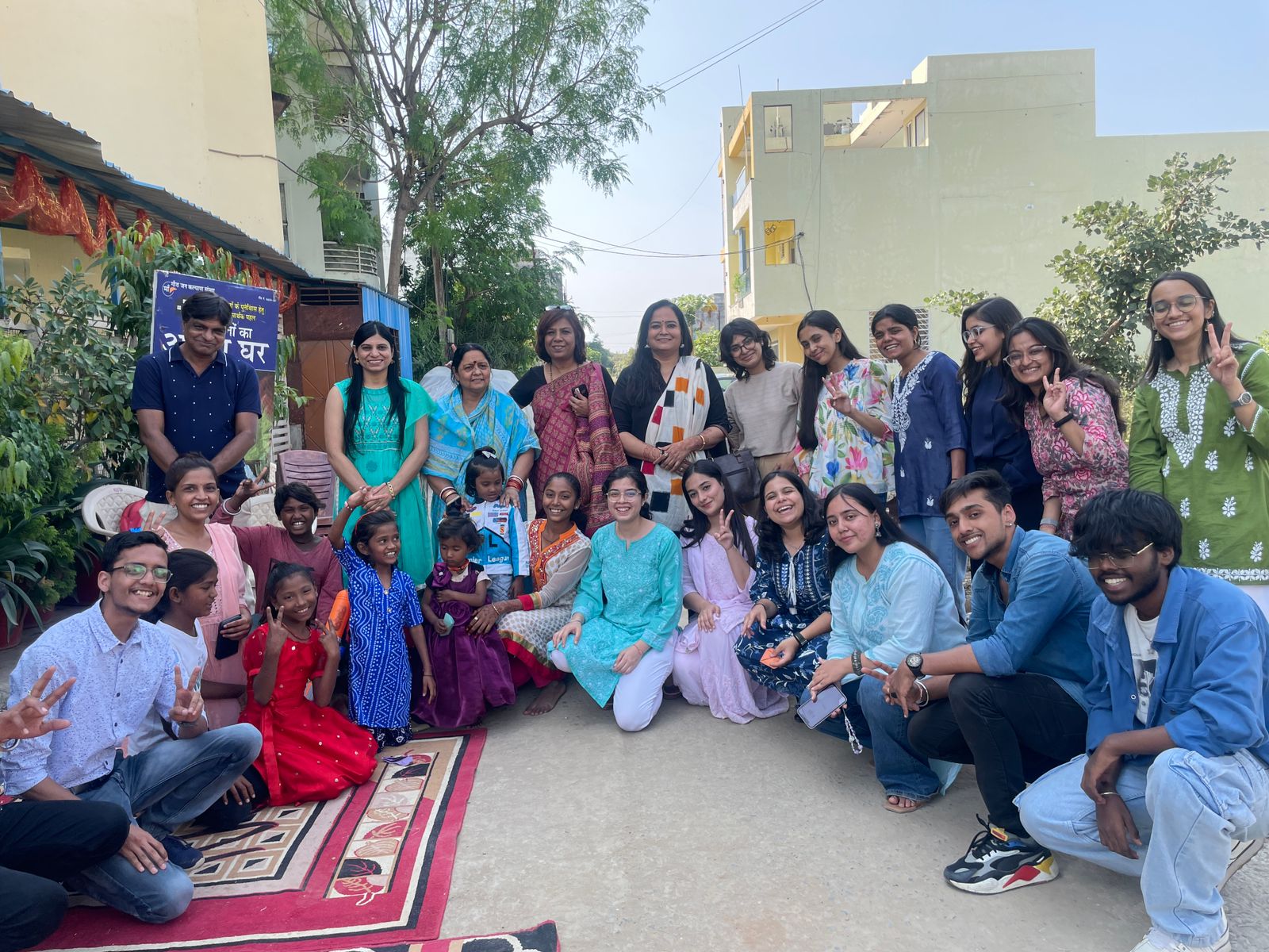 Bhopal News : एक दिवाली ऐसी भी… ओल्ड ऐज होम पहुंचे बच्चे, मना जश्न