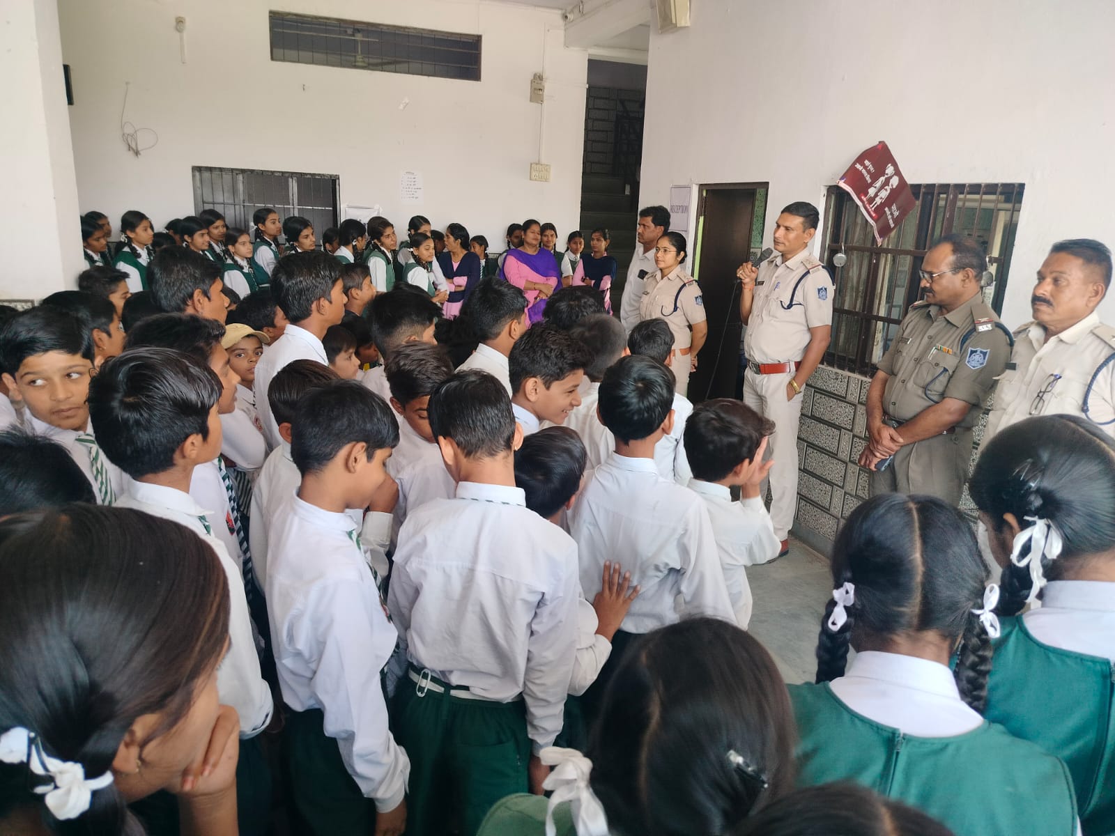 छात्र-छात्राओं ने जाने अधिकार समझीं बारीकियां, पुलिस ने पढ़ाया कानून का पाठ