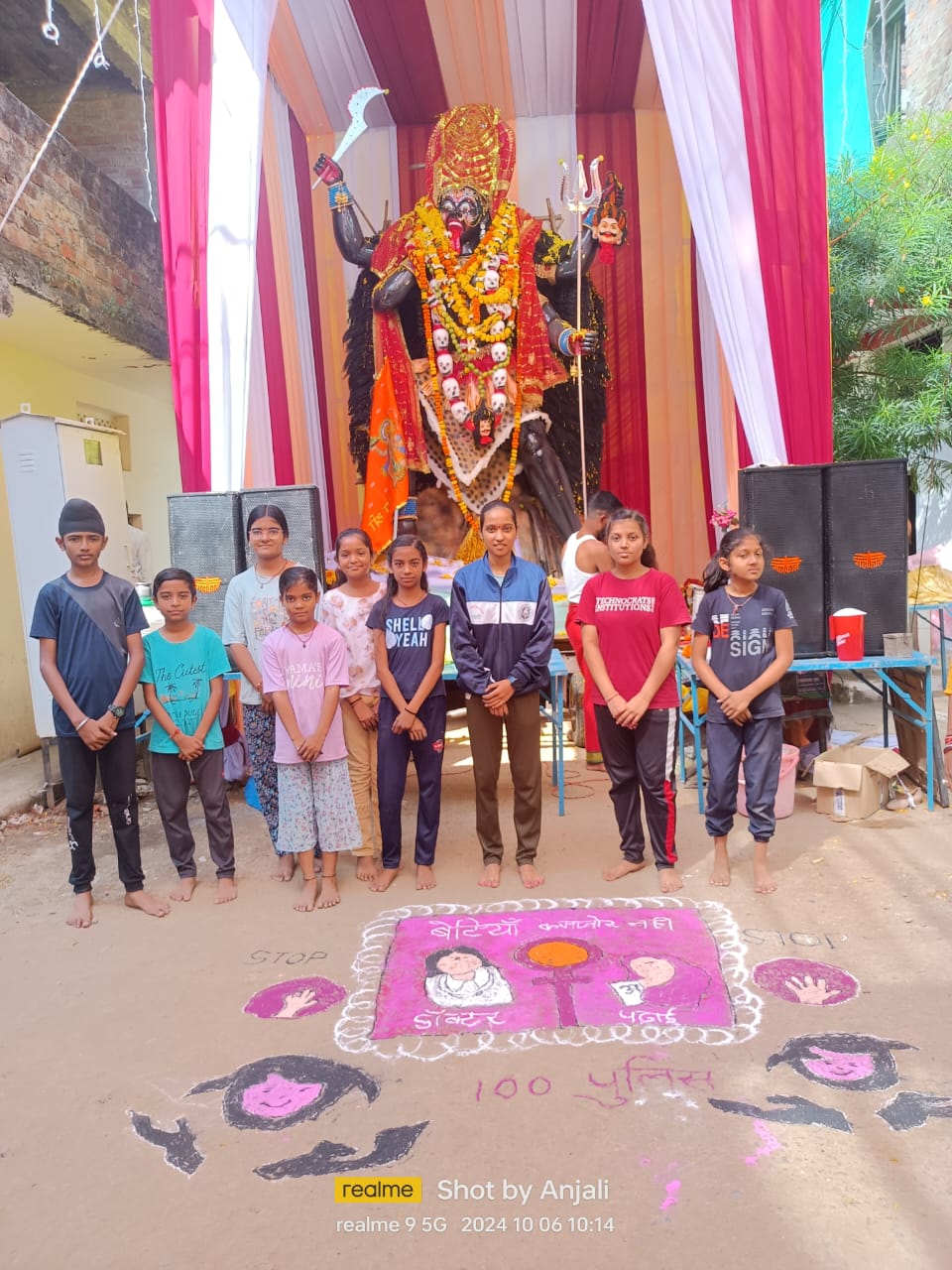 बाल विवाह के मुद्दों पर रंगोली बनाकर लोगों को किया जागरूक