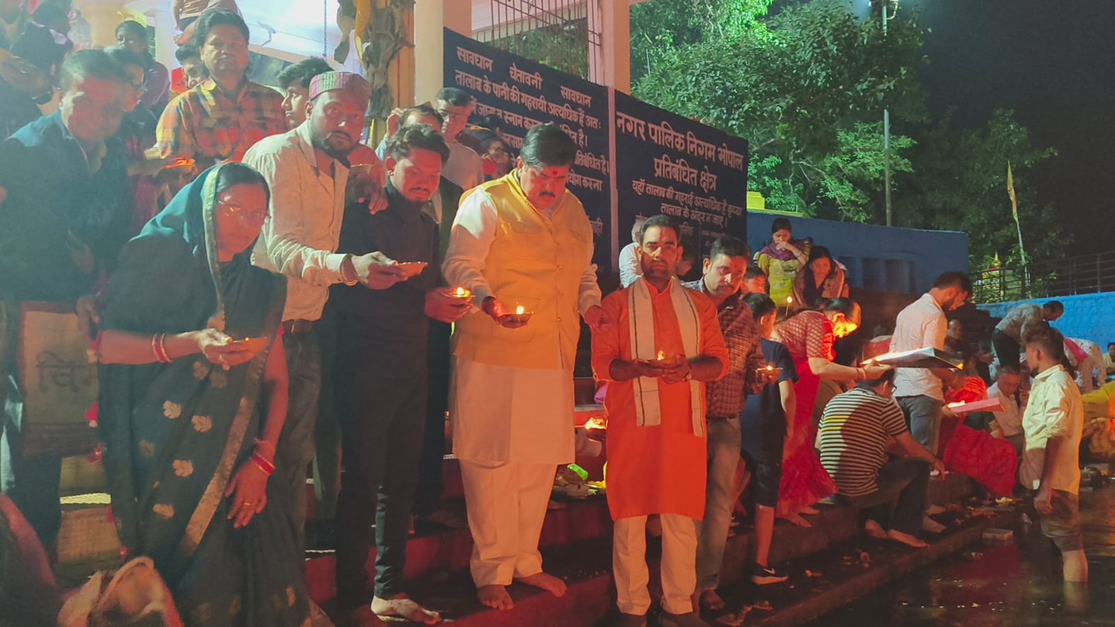 बैकुंठ चतुर्दशी के अवसर पर जागृत हिंदू मंच ने शीतलदास की बगिया पर किया दीप दान
