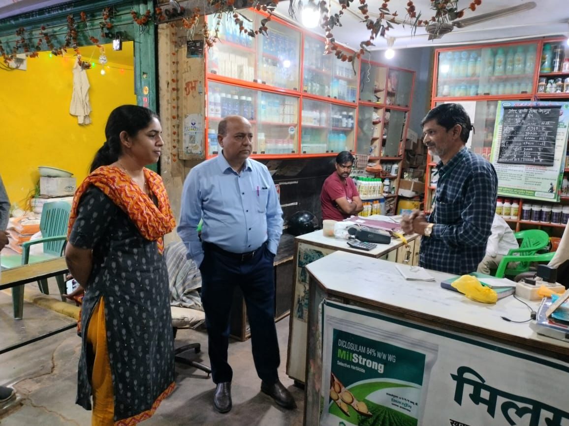 अधिक मूल्य पर खाद्य बिक्री की शिकायत पर निरिक्षण करने पहुंचें SDM शर्मा