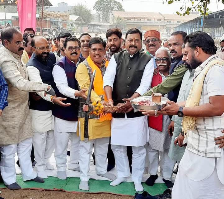 बैरसिया कृषि उपज मंडी मेंविभिन्न विकास कार्यों का विधायक विष्णु खत्री ने किया भूमिपूजन।