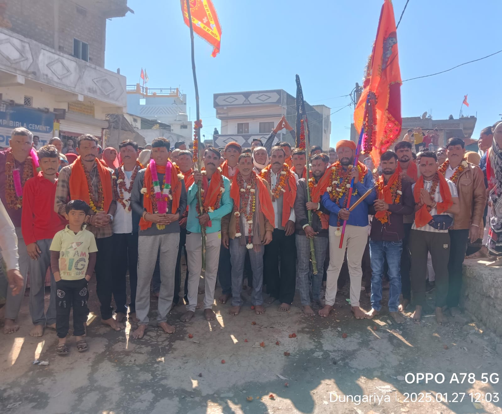 ग्राम डुंगरिया से प्रयागराज महाकुंभ में 39 श्रद्धालुओं की टोली पैदलझंडा यात्रा लेकर&nbsp; रवाना।