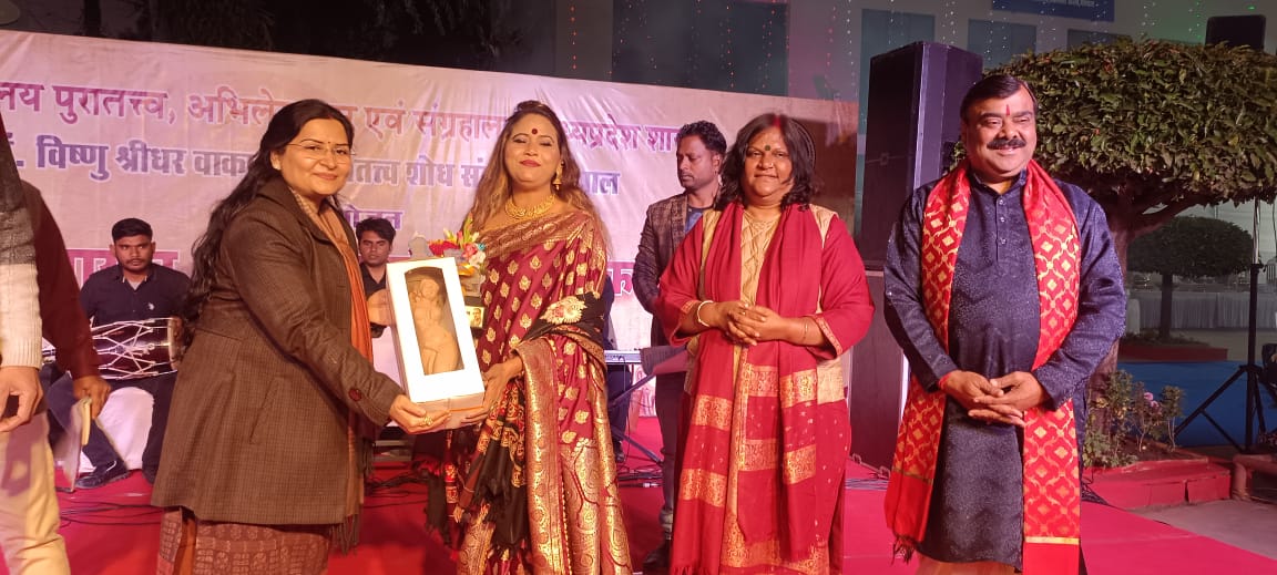 स्टेट म्यूजियम में गूंजा लोक गायन… गीत संगीत से सजी शाम, हुआ युग कालीन सिक्कों की प्रदर्शनी का समापन