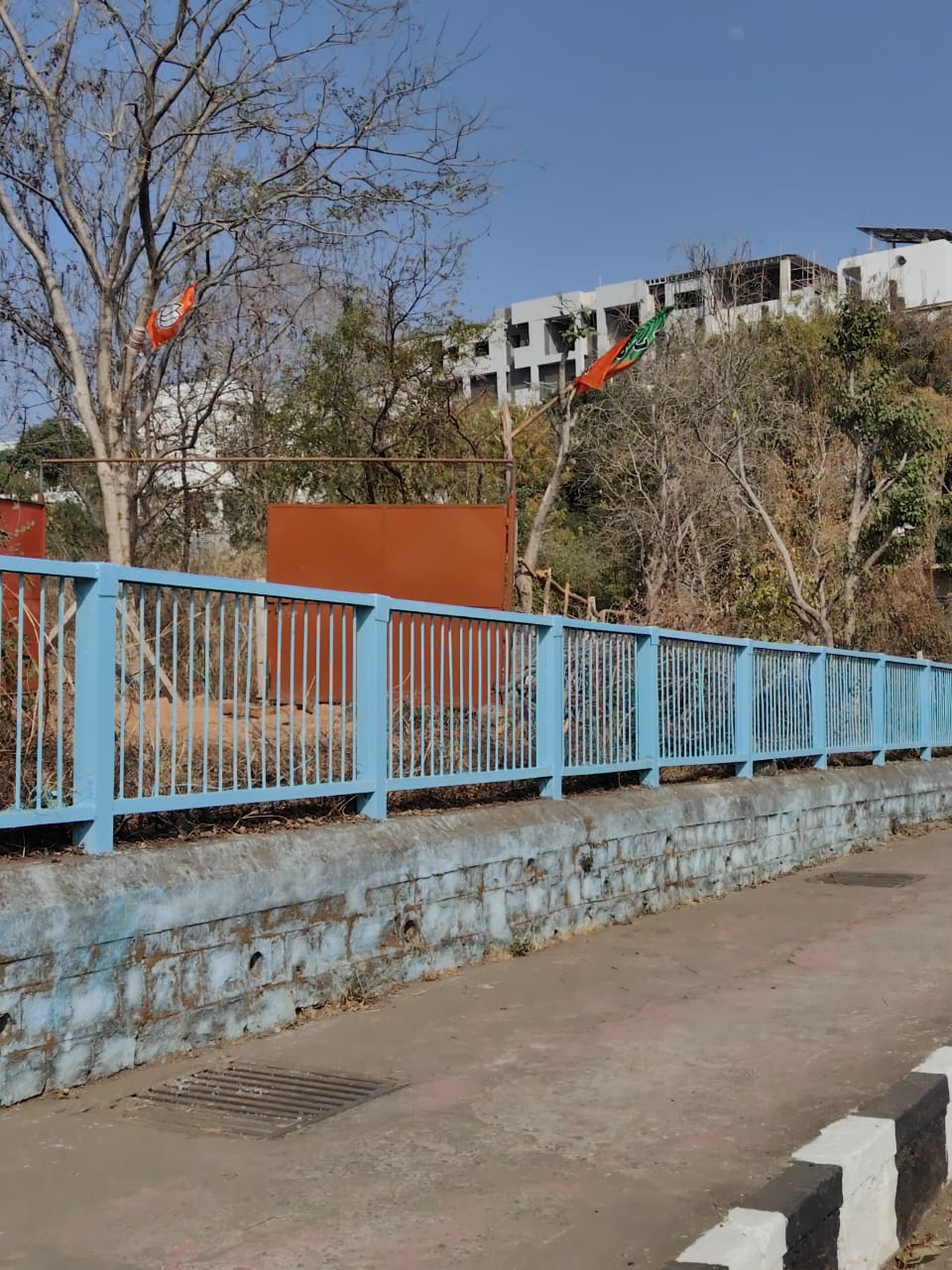 किसी के आश्वासन, भ्रष्टाचार के भरोसे करोड़ी प्रॉपर्टी के हुए सौदे