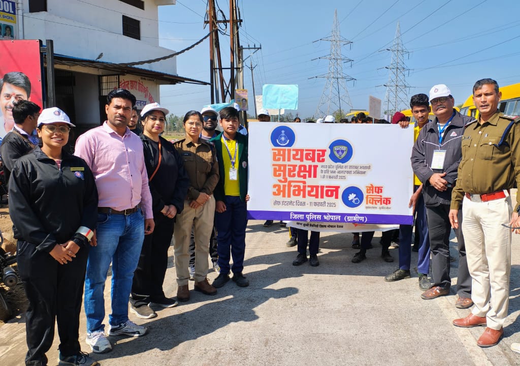 “सेफ क्लिक” अभियान सिखा रहा सायबर फ्रॉड से बचने के तरीके, अभिभावको और शिक्षकों ने की पुलिस की प्रशंसा