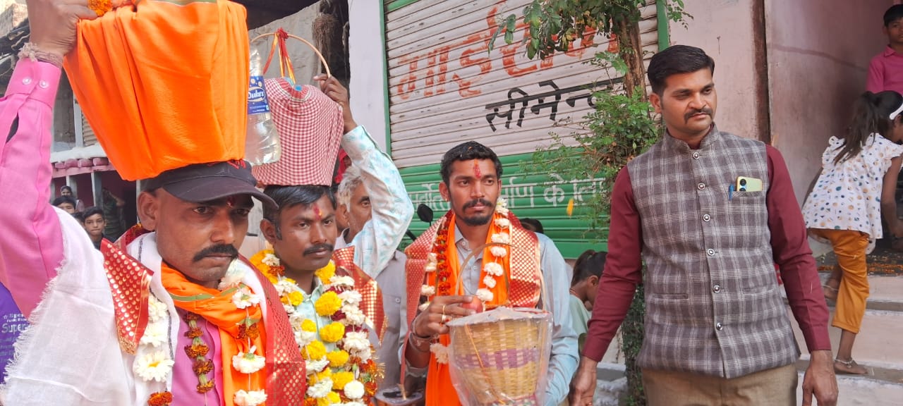 प्रयागराज महाकुंभ में पैदल यात्रा कर घर लौटे श्रद्धालुओं का गृह ग्राम में पत्रकार जीतेन्द्र सेन द्वारा किया गया भव्य स्वागत।