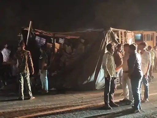 मन गया संडे..! मिनी ट्रक पलटा… शराब की पेटियां तोक ले गए राहगीर