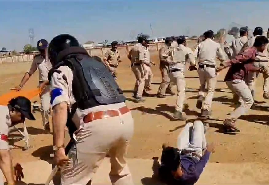 बैरसिया में भारी बवाल, दंगाईयों पर काबू पाने पुलिस ने दागे आंसू गैस और स्मोक बम !