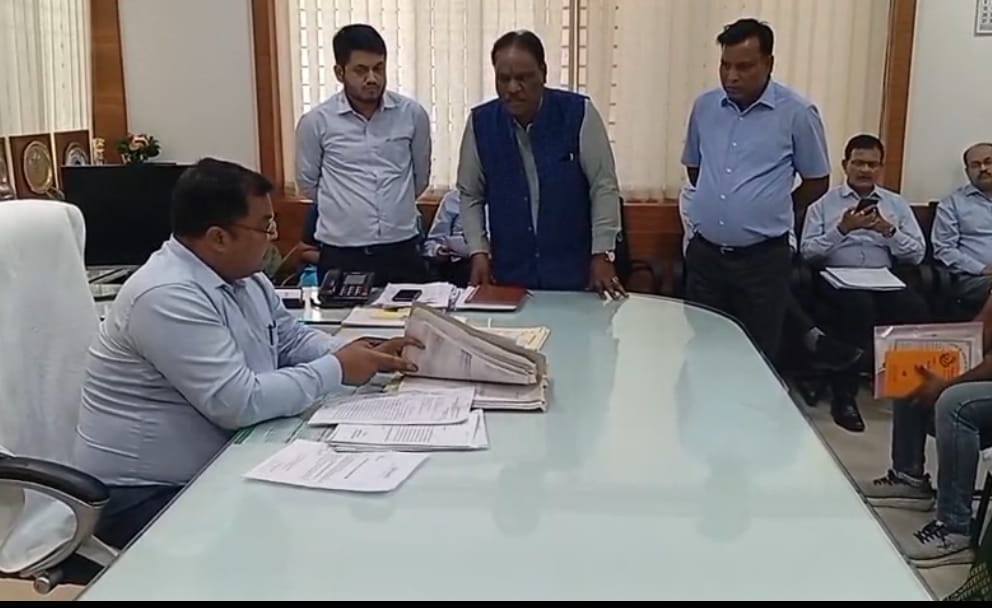 अनुकम्पा नियुक्ति के नाम पर रिस्तेदार अधिकारी मांग रहे था रिश्वत निगमायुक्त ने कर दिया सस्पेंड
