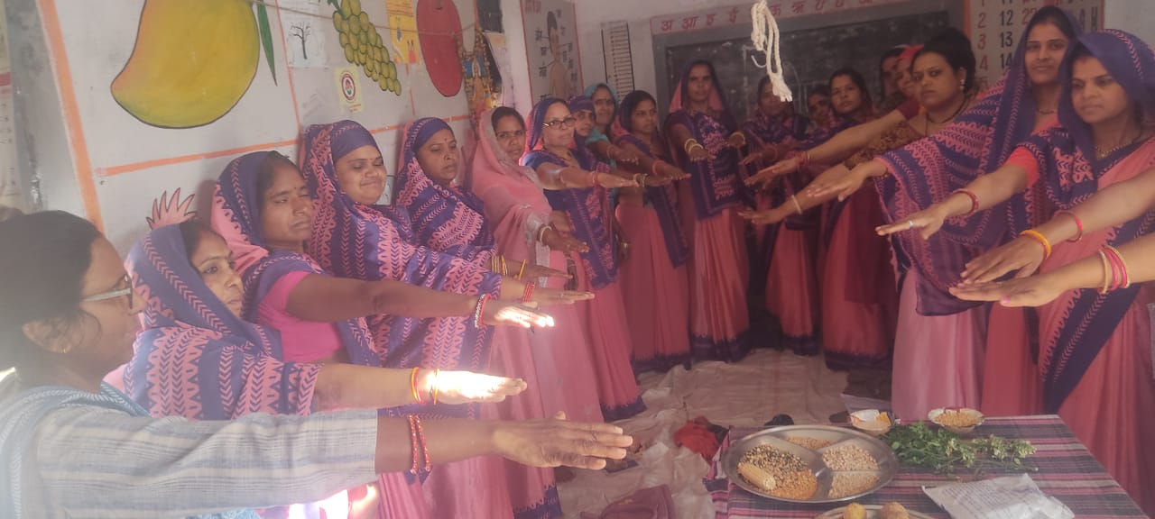 आंगनबाड़ी केंद्र इमलिया नरेंद्र में पोषण पखवाड़ा के तहत कार्यक्रम आयोजित किया गया