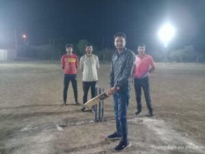 क्रिकेट खेलते हुए खिलाड़ी...