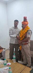 पत्रकार जीतेन्द्र सेन बैरसिया थाना प्रभारी वीरेंद्र सेन का स्वागत करते हुए!