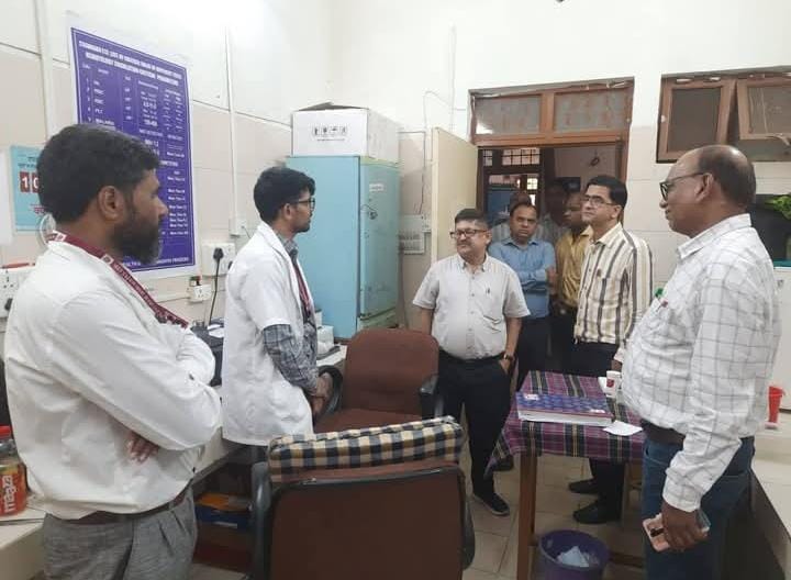 नवागत सीएमएचओ डॉ. मनीष शर्मा ने गांधीनगर अस्पताल का किया निरीक्षण।