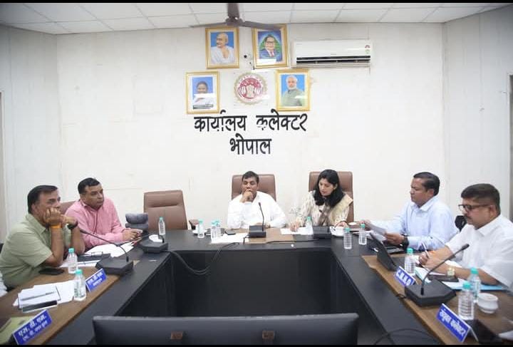 भिक्षावृत्ति, जल संरक्षण और अवैध वाहनों पर सख्ती के दिए निर्देश – कलेक्टर कौशलेंद्र विक्रम सिंह
