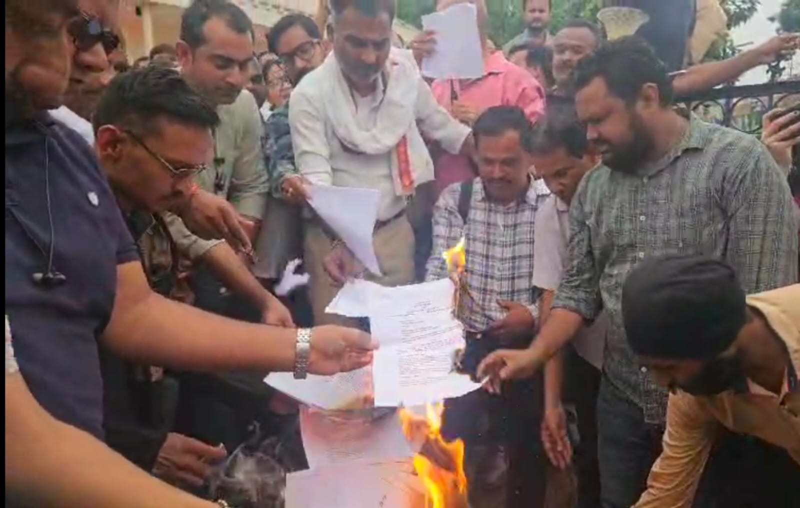 रायपुर प्रेस क्लब ने चिकित्सा शिक्षा विभाग के खिलाफ किया विरोध प्रदर्शन