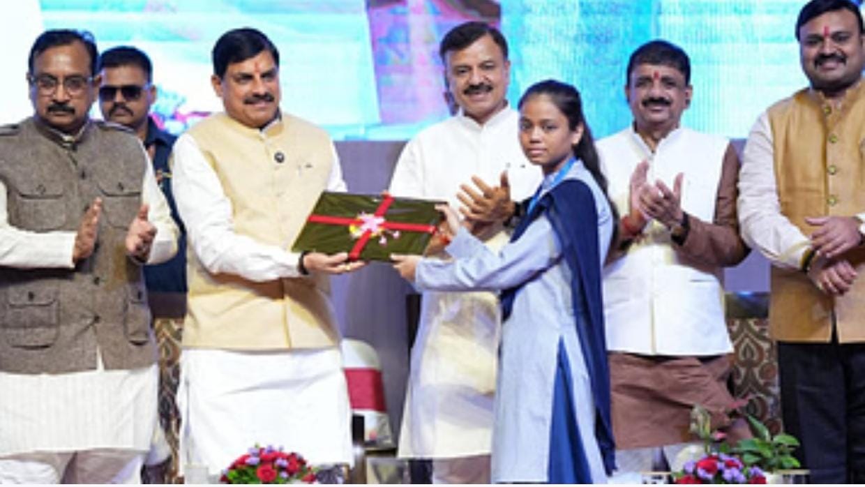 प्रतिभा को मिला सम्मान : मिली लैपटॉप की राशि