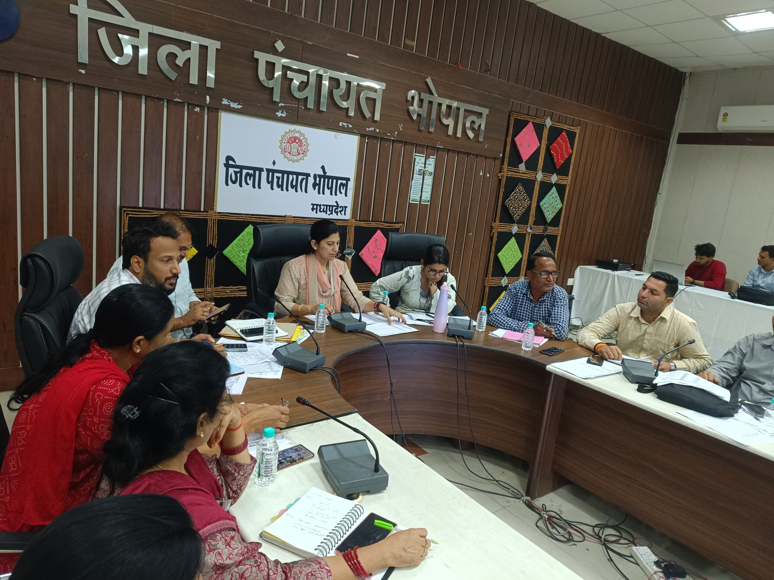 स्वच्छता सर्वेक्षण की तैयारियों को लेकर जिला सीईओ ने की समीक्षा बैठक।