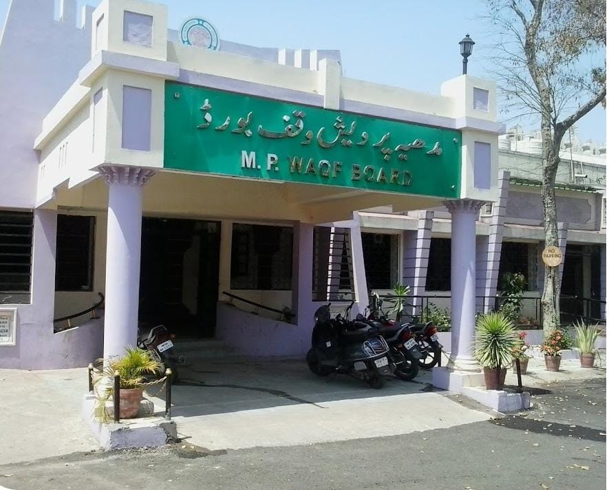 फिर विवाद, फिर बदले गए वक्फ सीईओ, अब कमान इकबाल के हाथ…