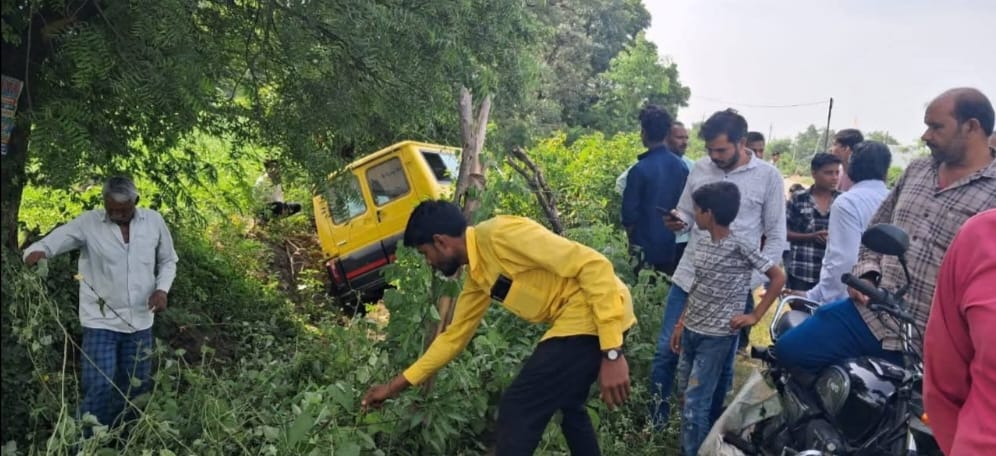 मुंगावली गांव में स्कूल वाहन पलटा, 3 स्टूडेंट घायल, स्कूल प्रबंधन का दिखा लापरवाहीपूर्ण रवैया।