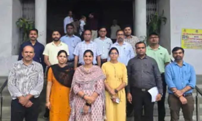 न्यायिक-गैर न्यायिक विभाजन से नाराज राजस्व अधिकारी,जमा कराई गाड़ियां