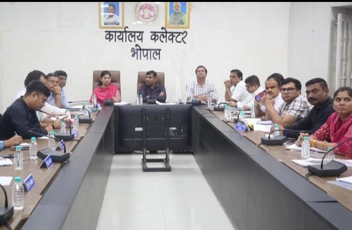 कलेक्टर कौशलेंद्र विक्रम सिंह की अध्यक्षता में समय-सीमा पत्रों की साप्ताहिक समीक्षा बैठक संपन्न