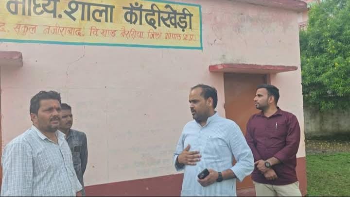 जिला पंचायत के जनप्रतिनिधियों ने किया था स्कूल का निरीक्षण