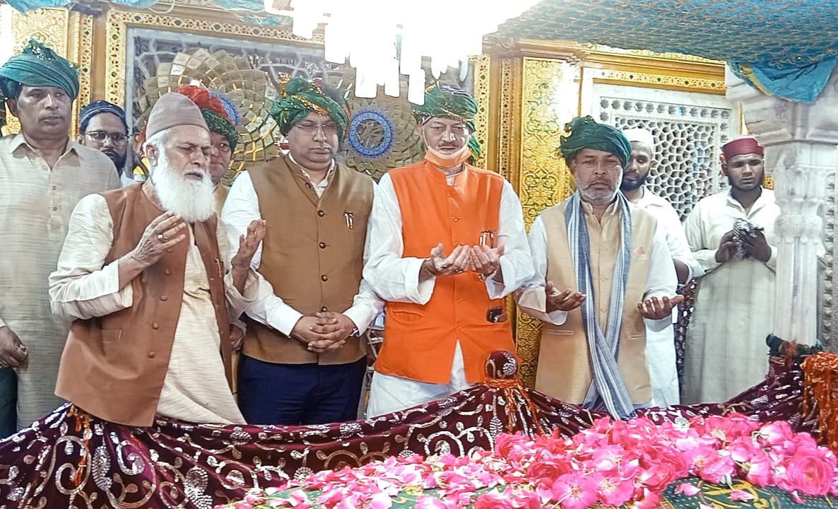 नरेंद्र मोदी के 75वे जन्मदिवस पर माँगी दुआ और यतीम बच्चों को खिलाया केक