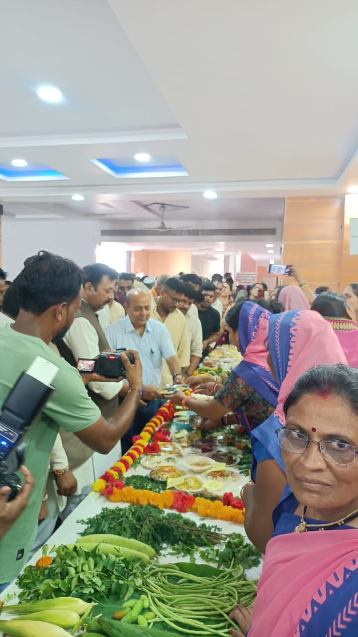 सेवा पखवाड़ा के अंतर्गत महिला एवं बाल विकास द्वारा लगाई गई परियोजना स्तरीय 175 व्यंजनों की पोषण प्रदर्शनी