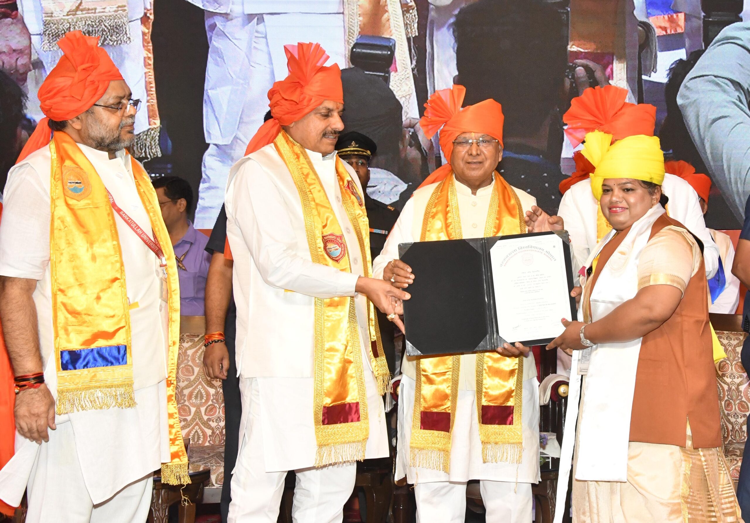 युवा पत्रकार सर्जना चतुर्वेदी को बीयू के दीक्षांत समारोह में राज्यपाल और मुख्यमंत्री ने प्रदान की पीएचडी की उपाधि