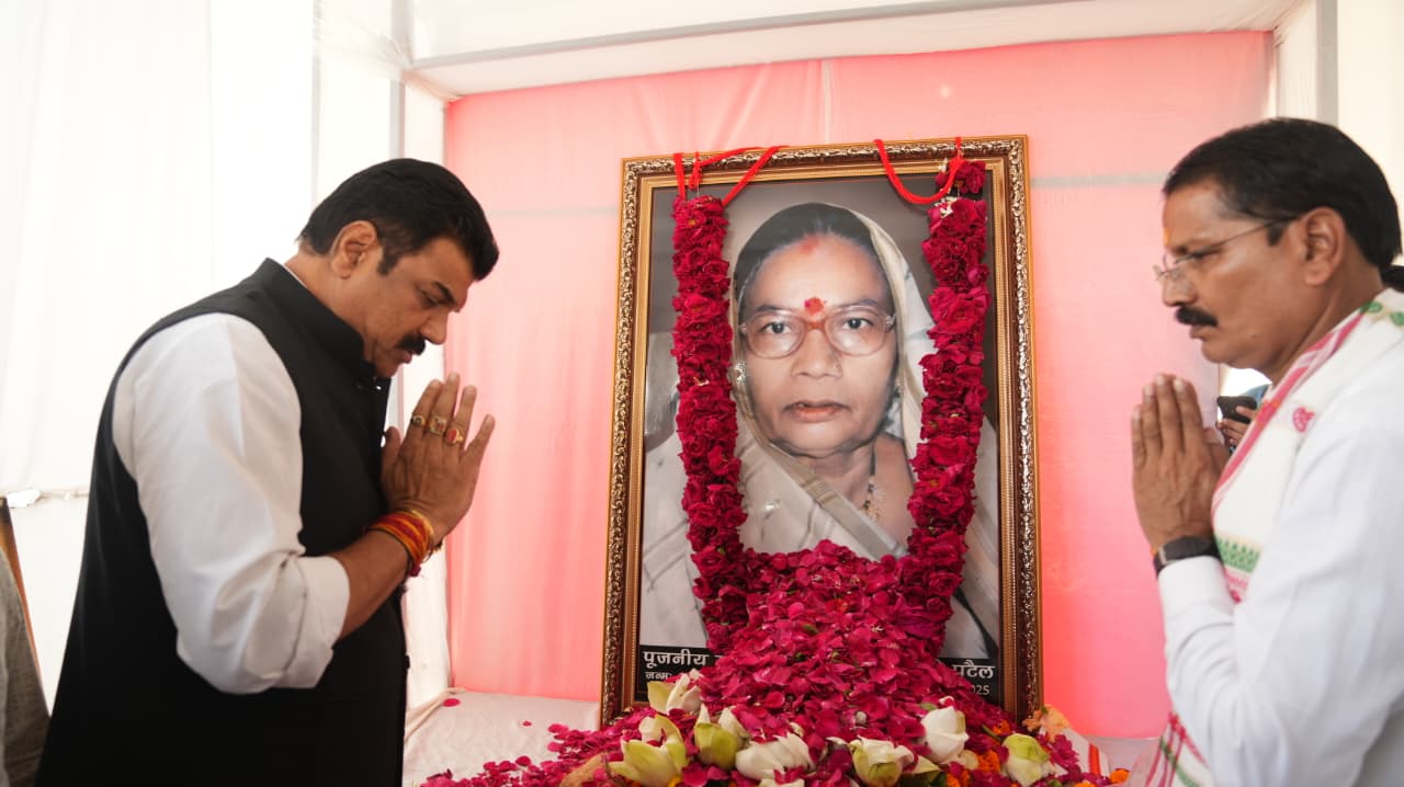 खाद्य मंत्री राजपूत ने स्व.यशोदा पटेल को श्रद्धांजलि अर्पित कर शोक संवेदना व्यक्त की