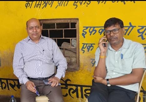 बैरसिया में एसडीएम आशुतोष शर्मा तहसीलदार दीपक चौरसिया की मौजूदगी में किसानों को वितरित किया गया खाद