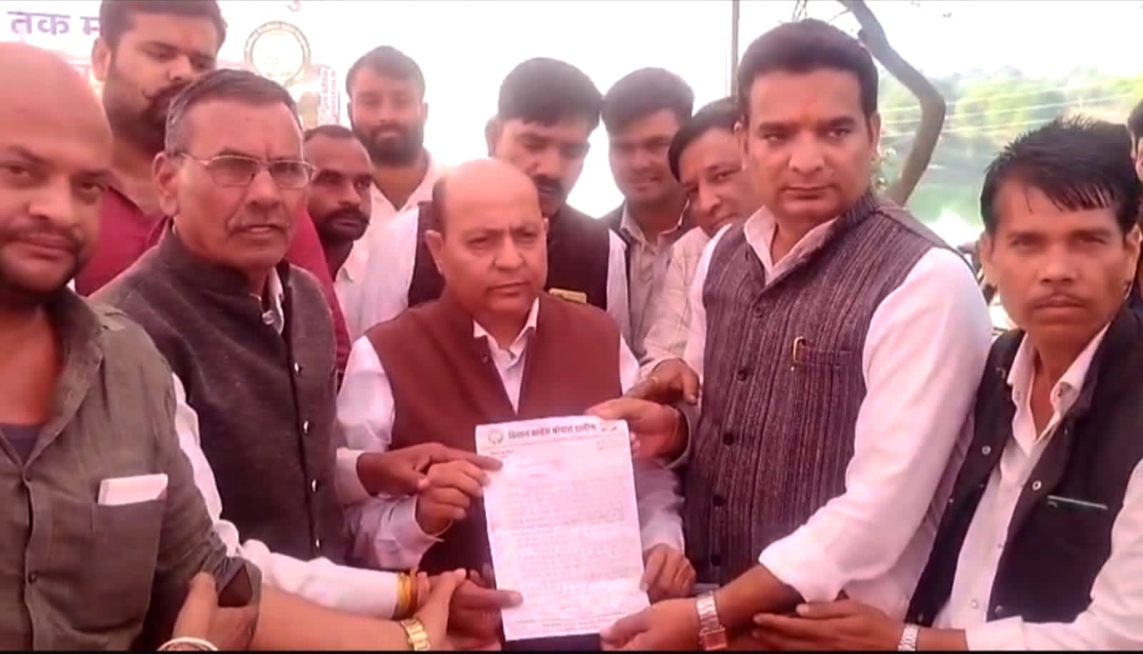 किसान कांग्रेस भोपाल ग्रामीण ने पार्वती नदी के पास वैकल्पिक पक्का रास्ता बनाने भूख हड़ताल कर किया जल सत्याग्रह