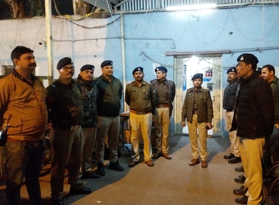 छोला थाना पुलिस ने निकाला पैदल मार्च , ढाबो में शराब पीने वालों पर की कार्यवाही