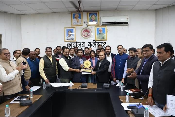 बैरसिया विधानसभा में शत प्रतिशत हुआ एसआईआर का काम- कलेक्टर कौशलेंद्र विक्रम सिंह ने एसआईआर टीम को किया सम्मानित