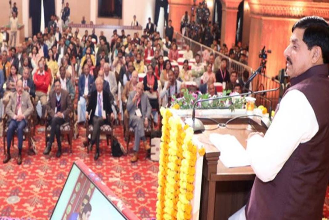 सीएम के हाथों डॉ. यशोधर मठपाल को मिला 19वां डॉ. विष्णु श्रीधर वाकणकर राष्ट्रीय सम्मान