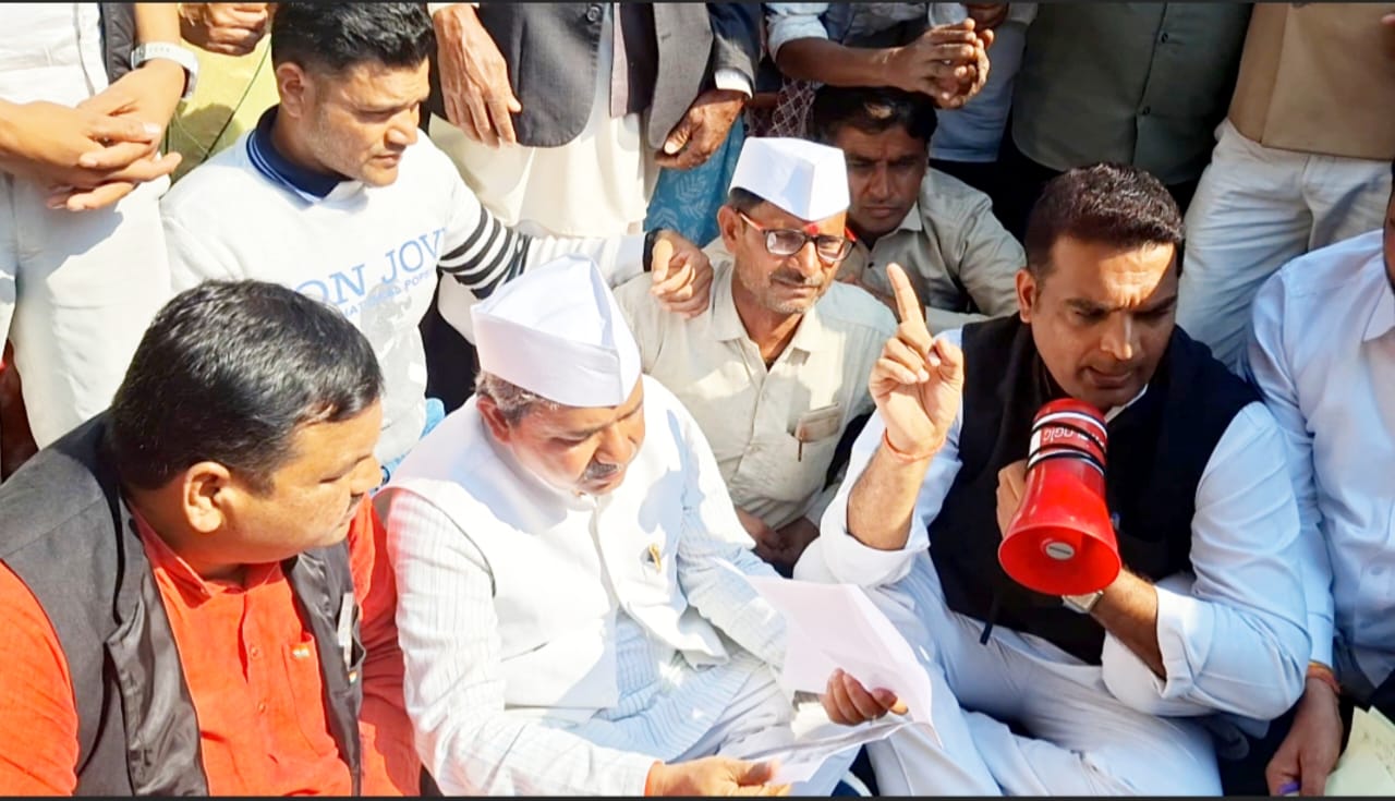 बैरसिया क्षेत्र के गांव-गांव में अघोषित बिजली कटौती और बिजली काटना बंद करे बिजली विभाग