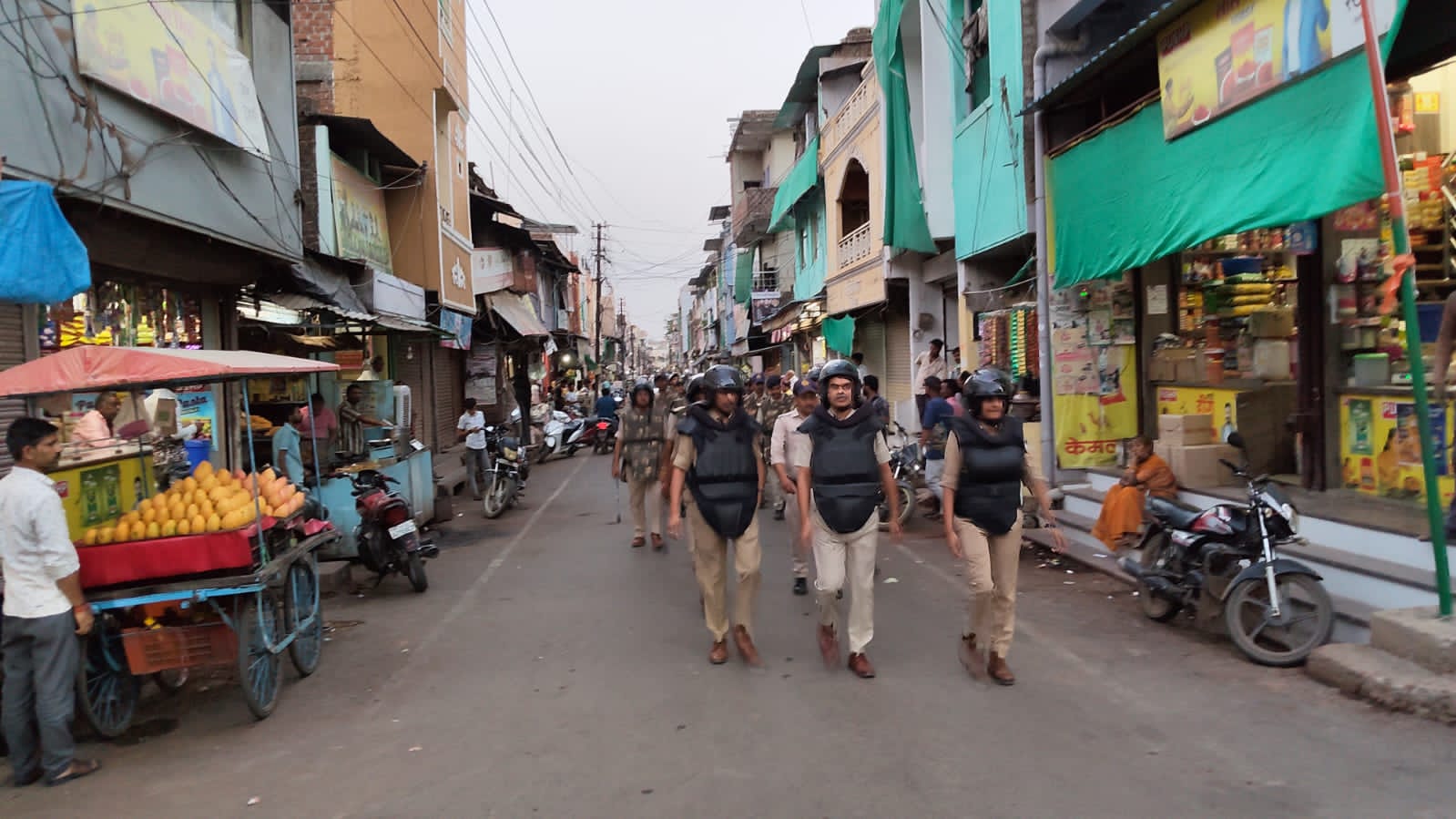 पुलिस अधीक्षक पंकज कुमार पाण्डेय के नेतृत्व में आगामी त्यौहारों को दृष्टिगत रखते हुए निकाला गया फ्लैग मार्च